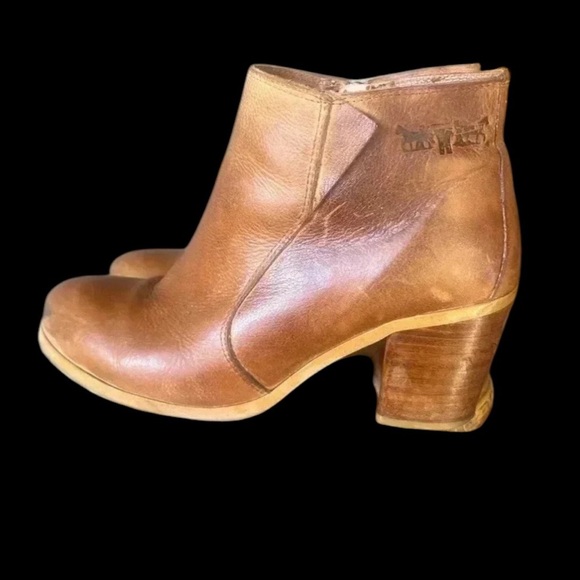 Levi’s ladies booties used good condition. Side zip. Side ze 10. Brown - Picture 1 of 15